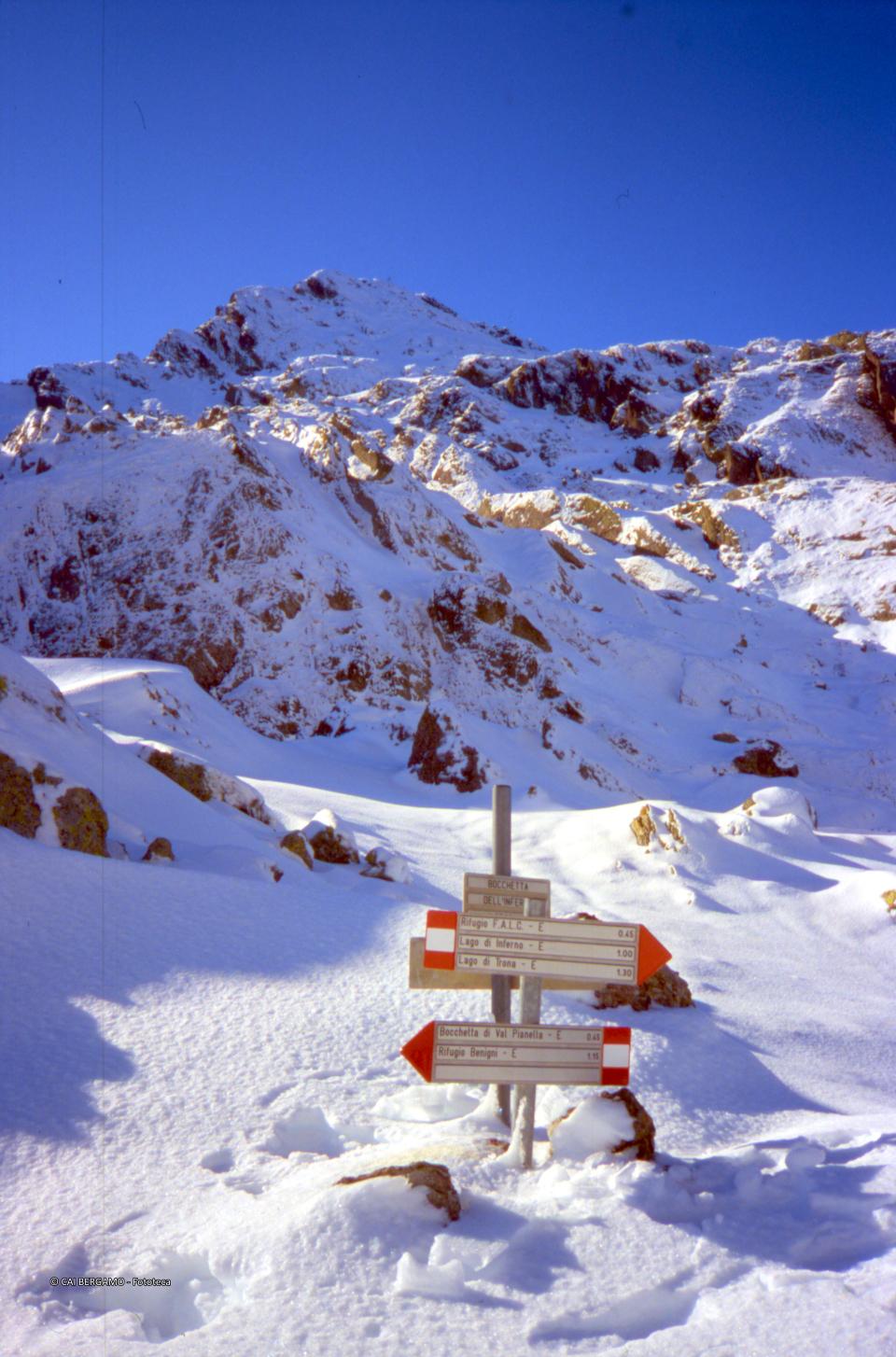 Segnaletica sentieri alla Bocchetta dell'Inferno, sotto lo sguardo del Pizzo 3 Signori