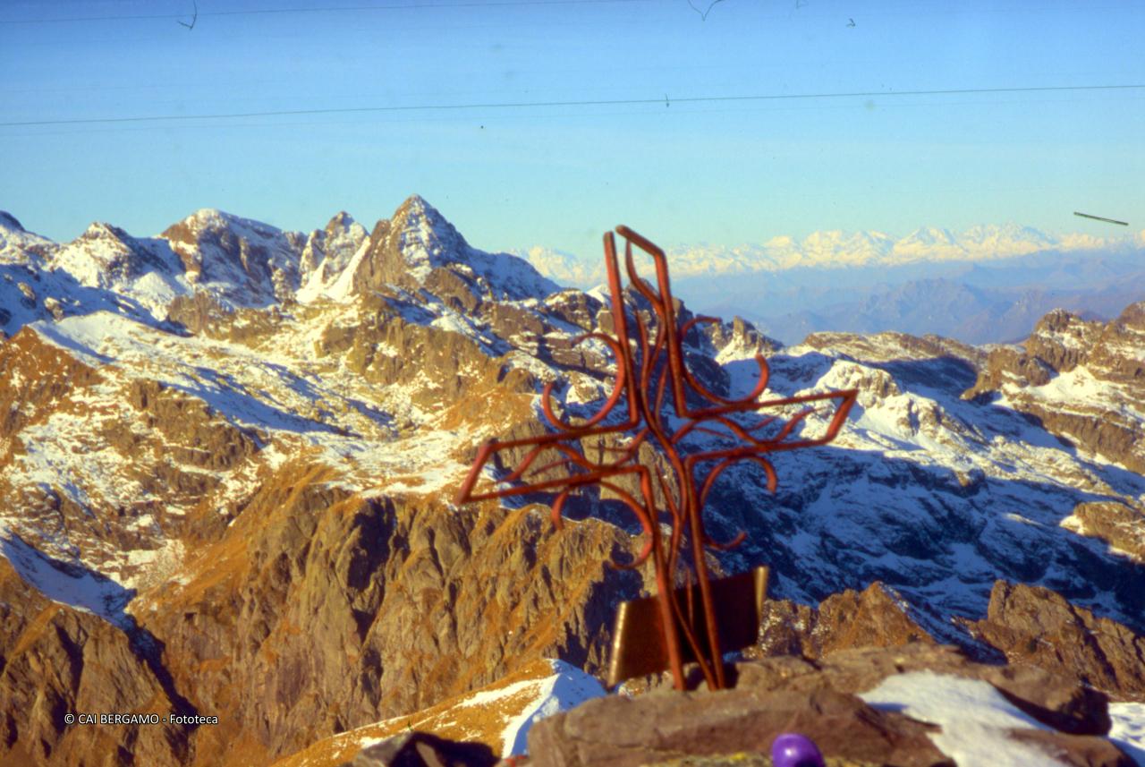 Croce in cima al Monte Valletto ai piani dell'Avaro con vista sul piano Piazzotti