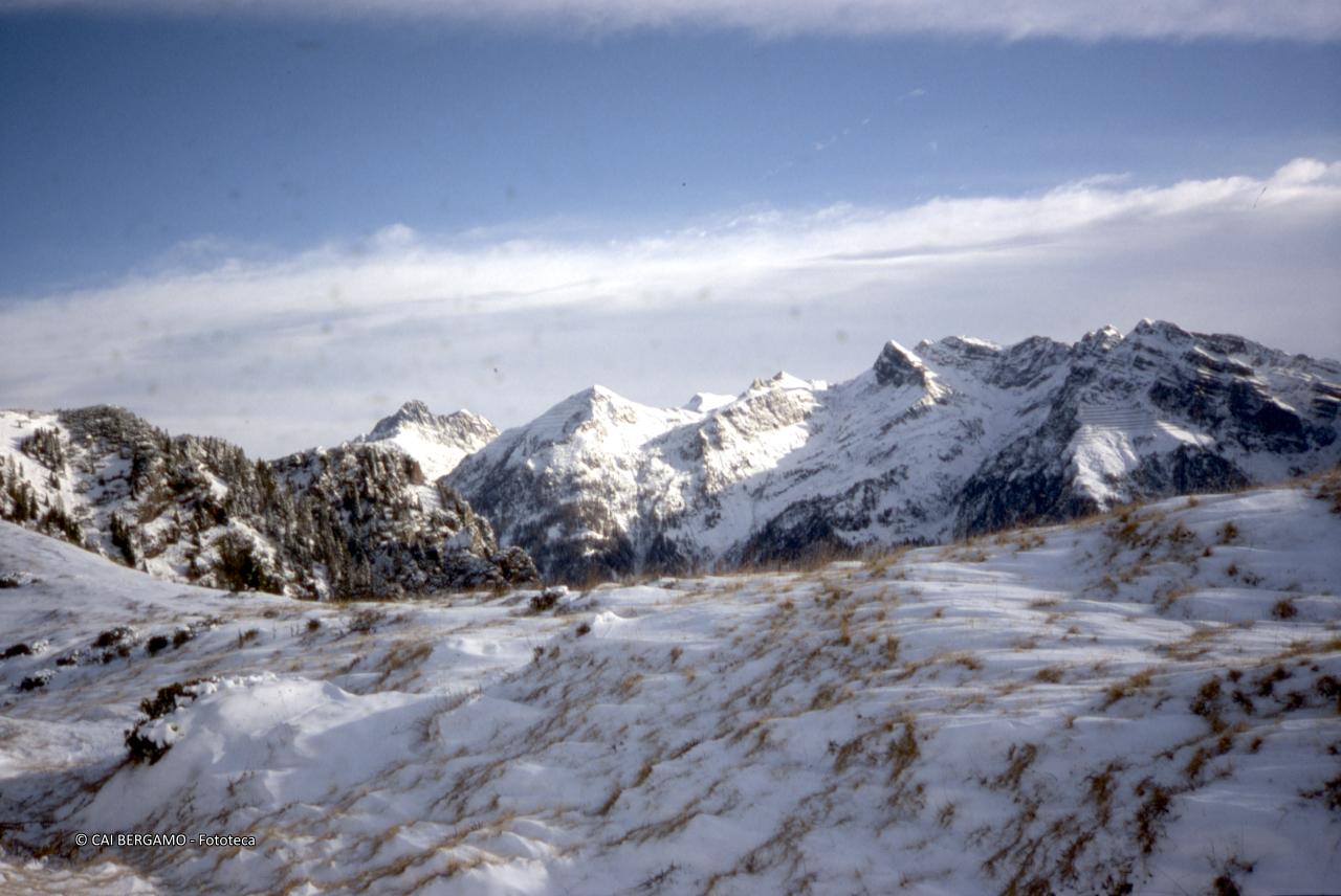 Vista sulle Orobie innevate dal Forcolino