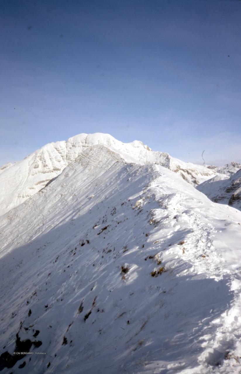 Crinale innevato verso la cima Grem