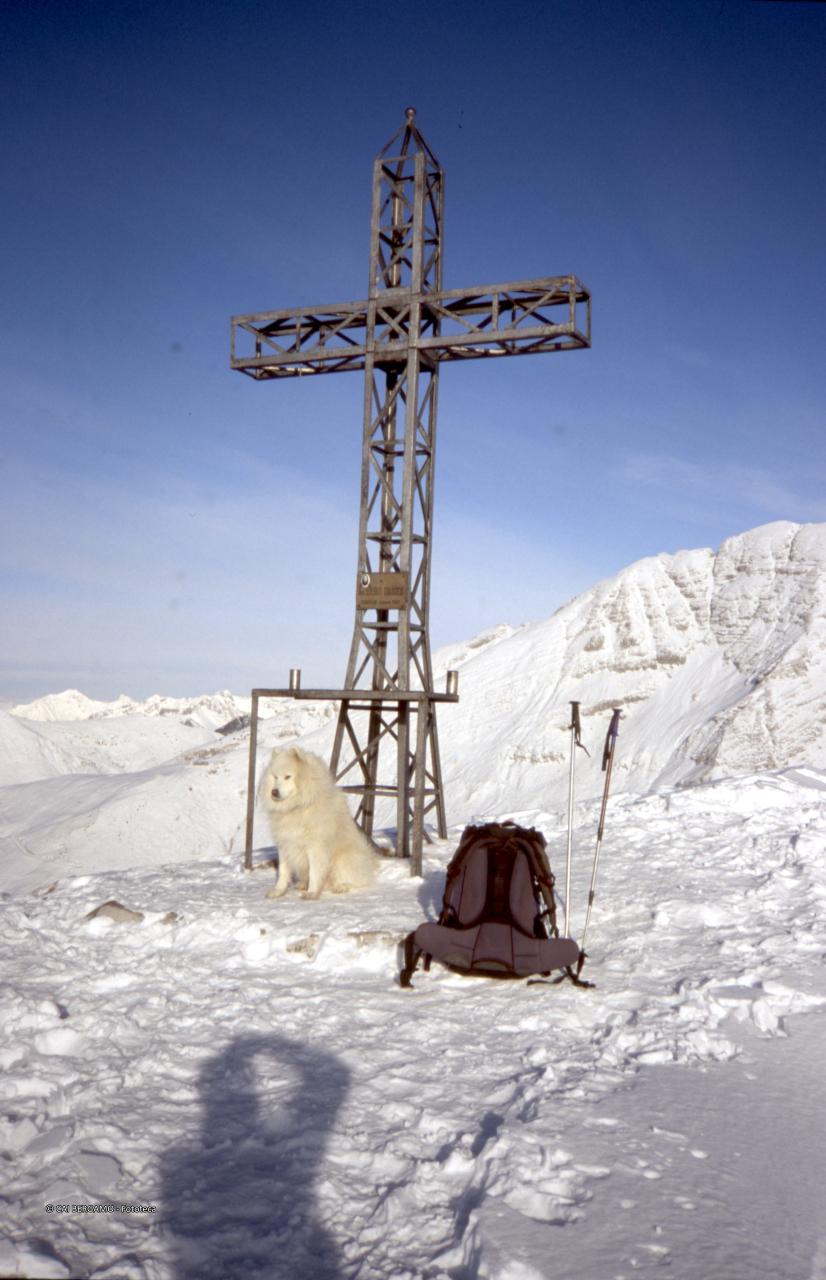 Neve alla croce sul Monte Grem 