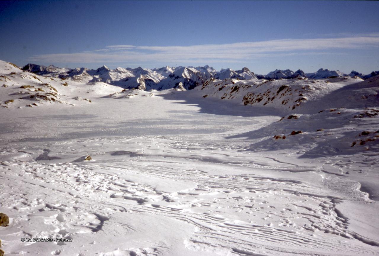 Laghetto di Ponteranica ghiacciato con vista verso sud