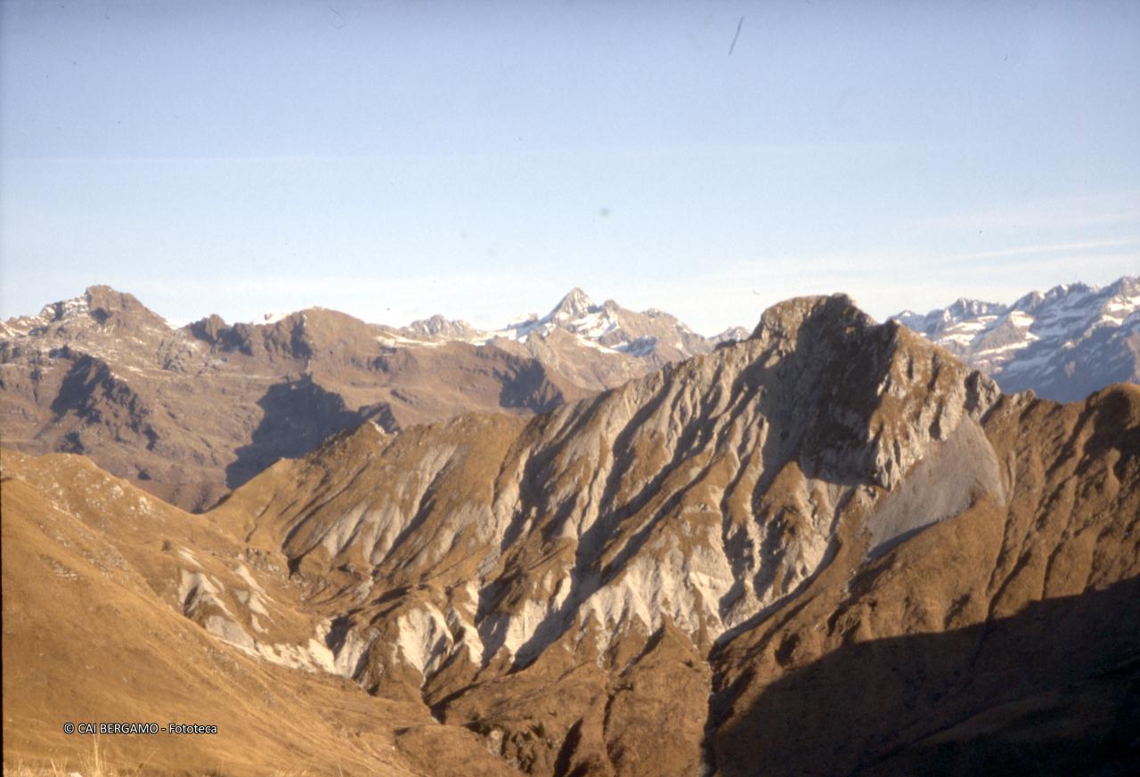 Panorama in vetta al Pizzo Arera con i Diavoli sullo sfondo