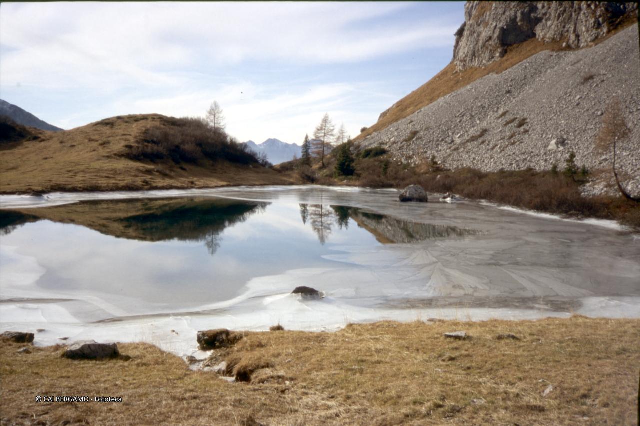 Laghetto di Spigorel o laghetto di Vigna Vaga (1.821) ghiacciato in parte