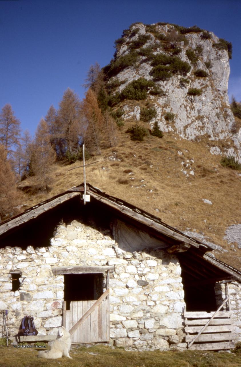 Laghetto di Spigorel o laghetto di Vigna Vaga (1.821) ghiacciato in parte