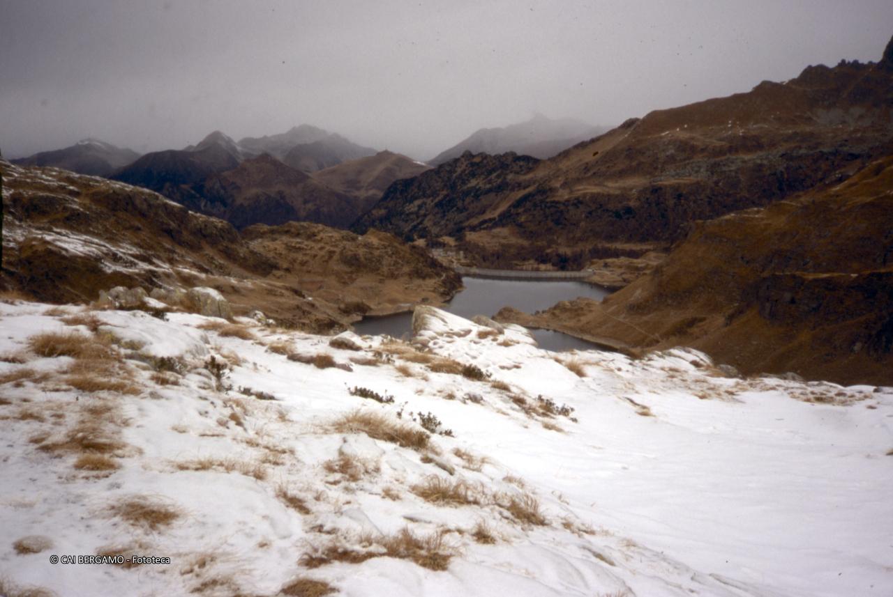Diga Laghi Gemelli dal passo di Mezzeno innevato