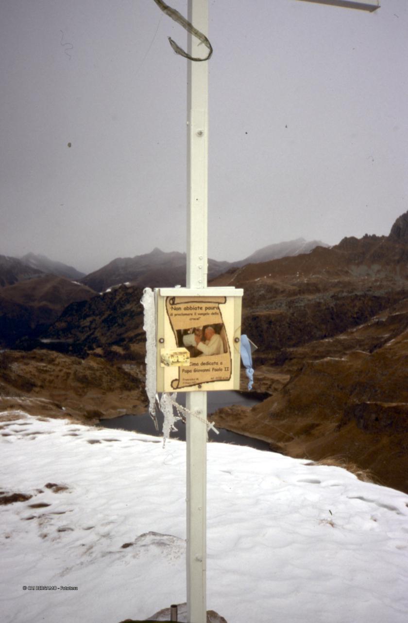Cima  Mezzeno (2.230 mt) con foto di papa Woitila sulla crocee sottotanti laghi Gemelli