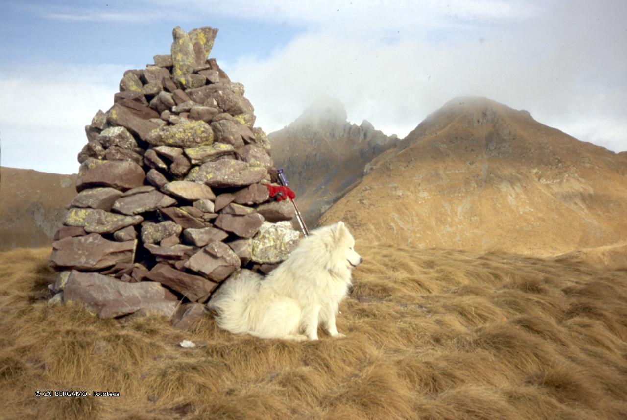 Omino al Monte Avaro col Valletto sullo sfondo