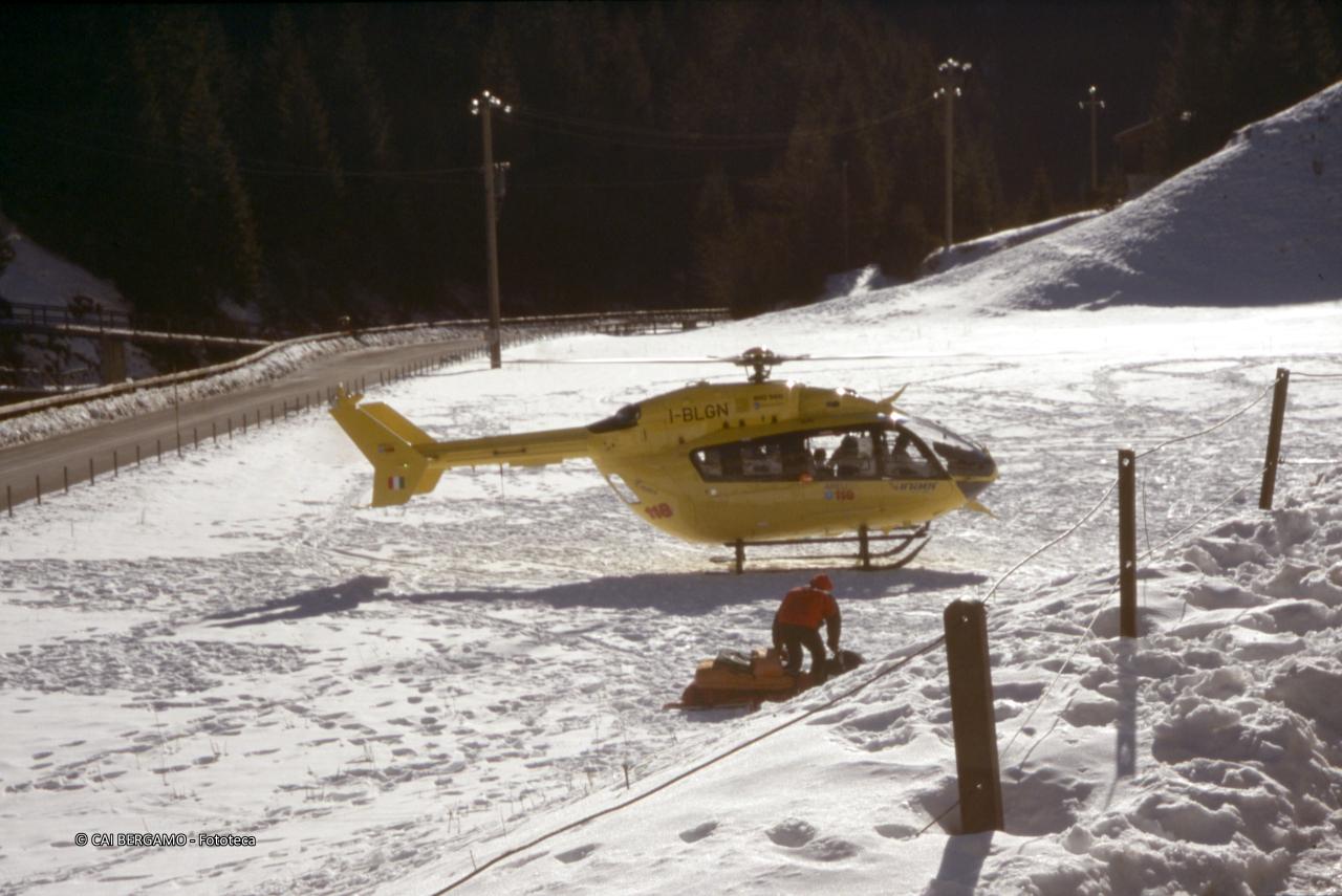 Elicottero del Soccorso Alpino in prossimità ristorante Genzianella