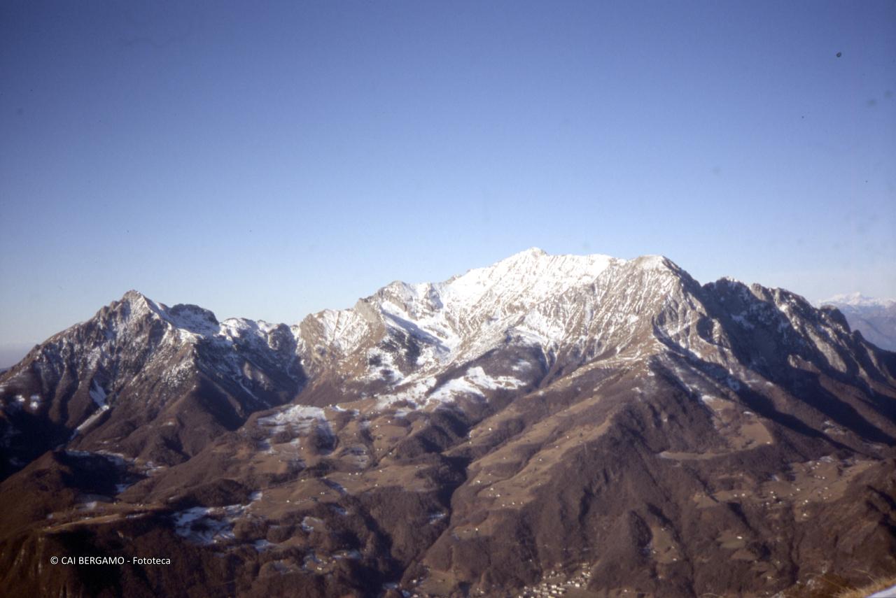 Grignetta (a sinistra) e Grignone (a destra) leggermente innevati e visti dall'Orscellera