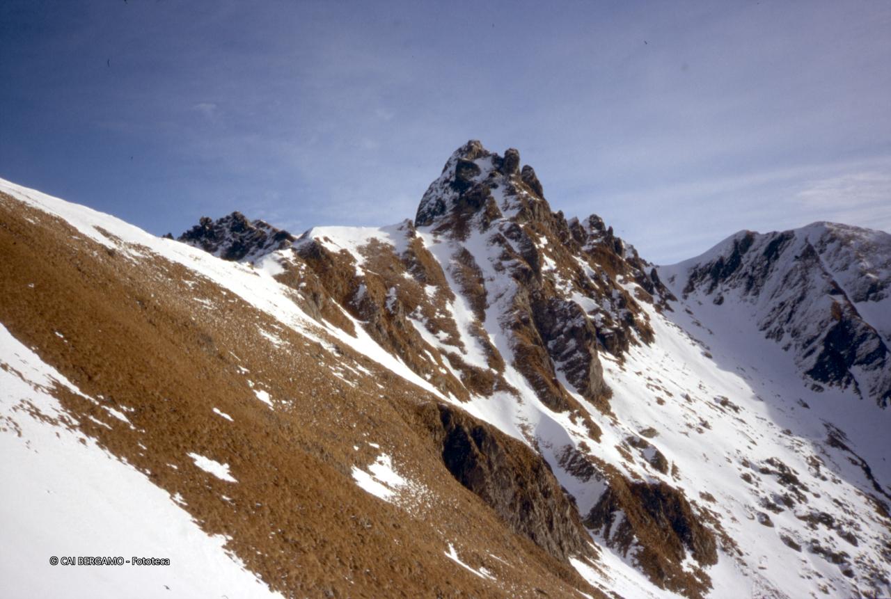Monte Salmurano con scorcio sul retrostante monte Valletto, con sprazzi di neve