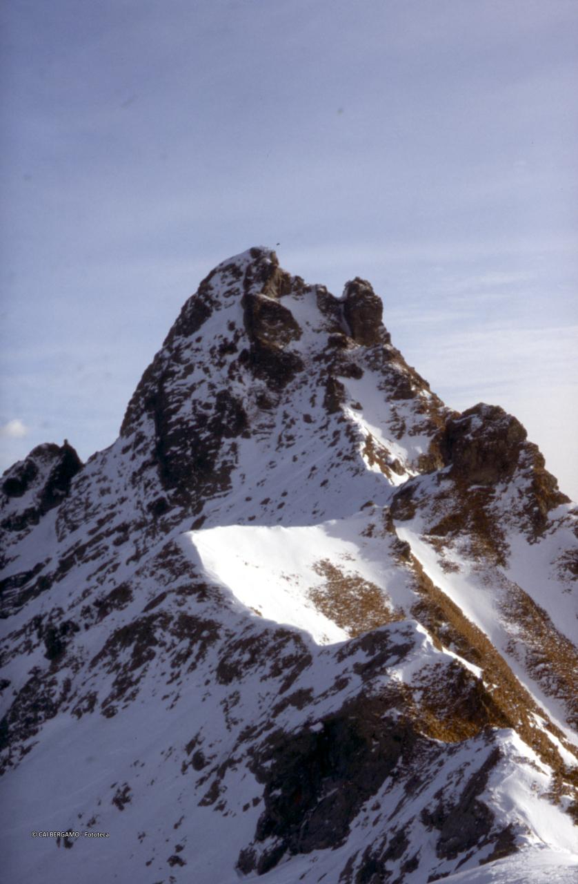 La vetta del Monte Salmurano con sprazzi di neve