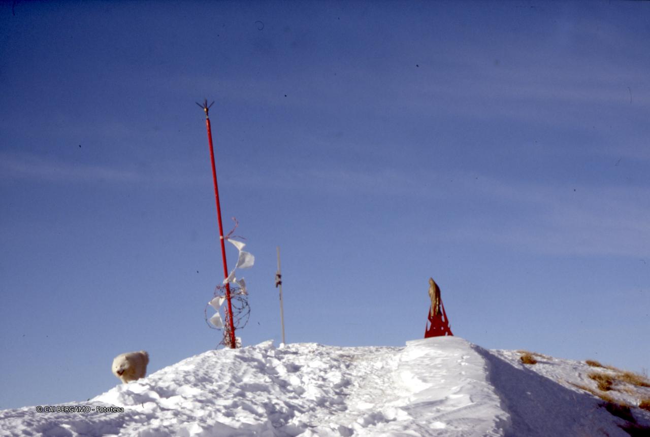 Cima del Sodadura innevata con scorcio sulla statua dorata della Madonna