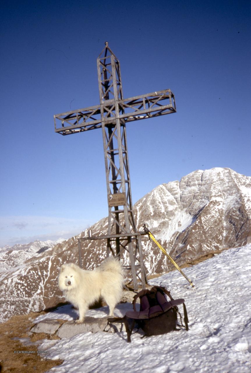 Croce sulla cima del Grem e retrostante pizzo Areara