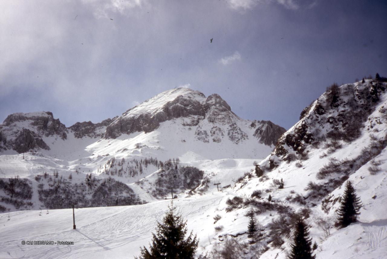 Pizzo Cavallino e Monte Cavallo con le "canne d'organo" dagli impianti di risalita