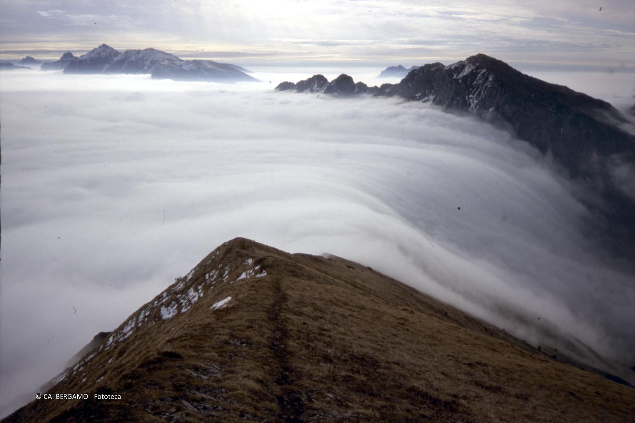 Mare di Nebbie sotto il Baciamorti  con vista sulle cime circostanti