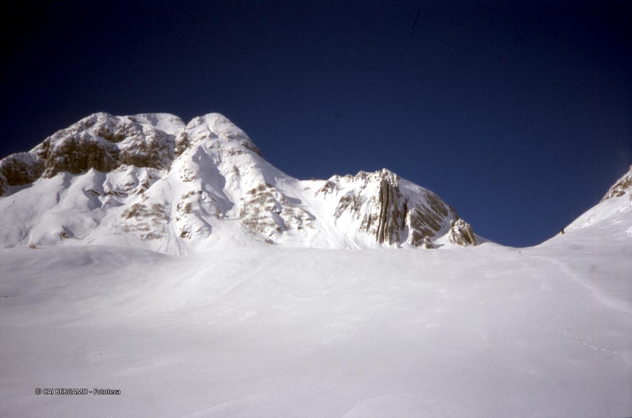 Il Monte Cavallo con le "canne d'organo" a corollario sotto un bel manto di neve