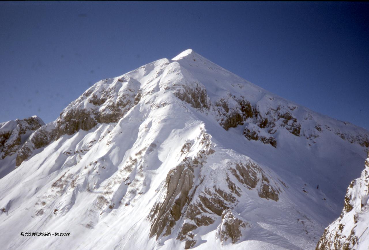 Il Monte Cavallo con le "canne d'organo" ammantato da tanta  neve