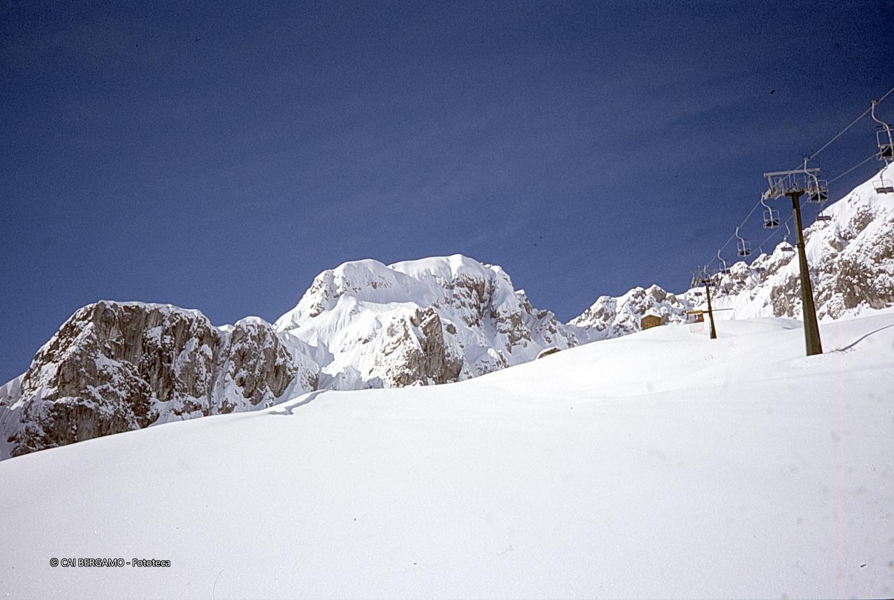 Sotto il monte Arale con impianto di risalita fermo
