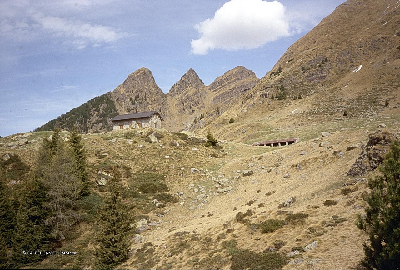 Dal sentiero dei Roccoli vista sul Rifugio e sui Tre Pizzi