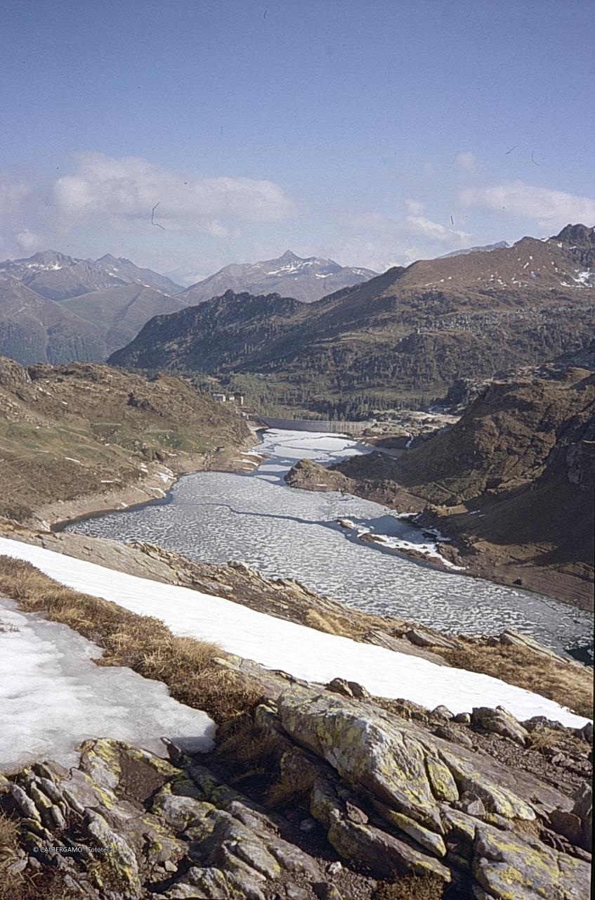 Laghi Gemelli parzialmente ghiacciato