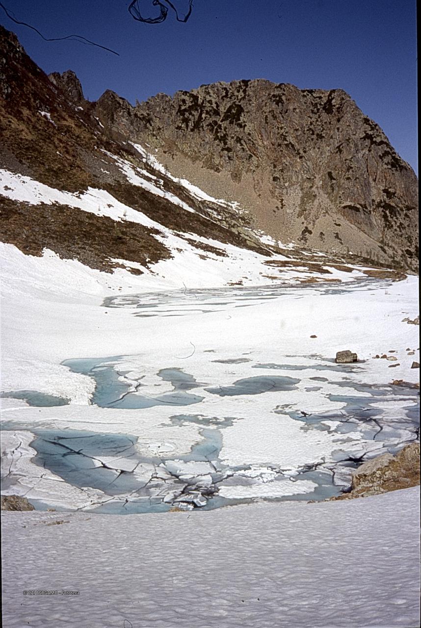 Il lago Zelto gelato con i suoi due bacini