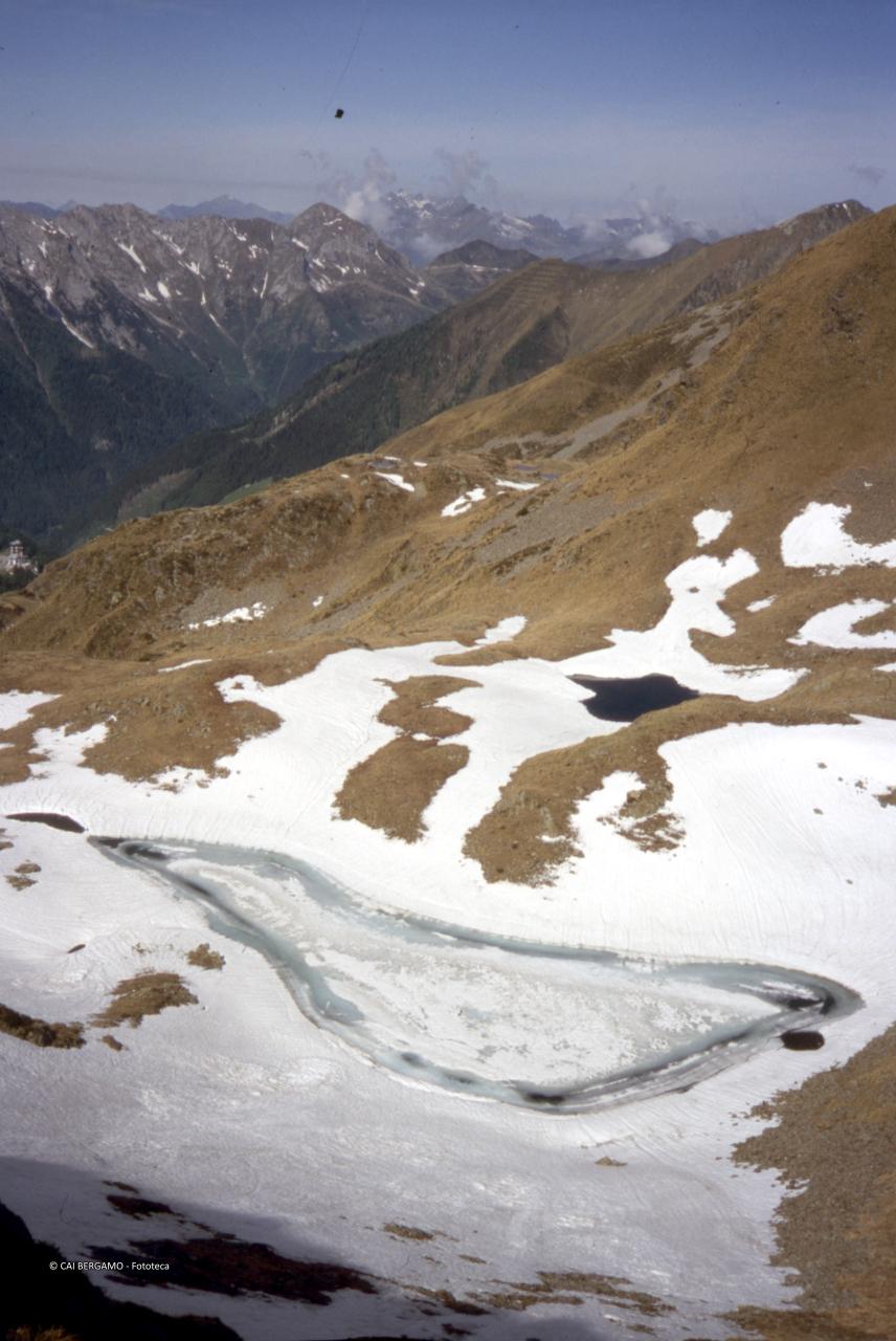 Lago Moro Ghiacciato e laghetto del Monte Bello dal Corno Stella 