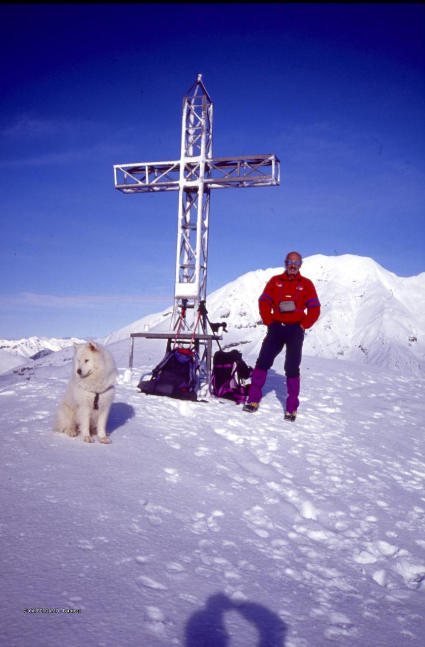 Croce sulla cima Grem con Pezzotta ed l'immancabile cane