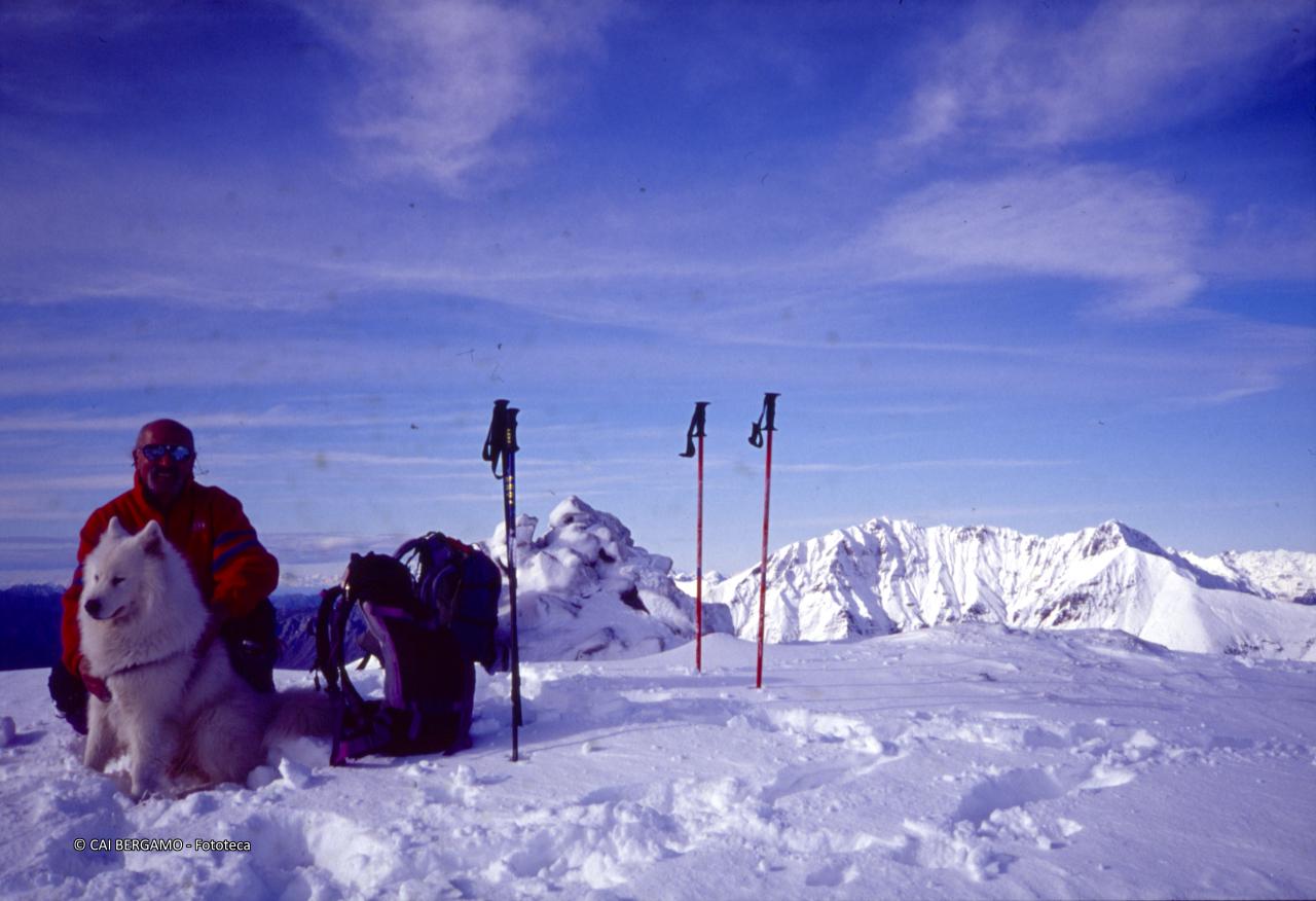 Foto ricordo in vetta al Grem con vista sulla cima Menna
