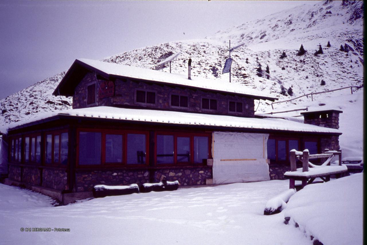 Rifugio Olmo sotto un manto di neve
