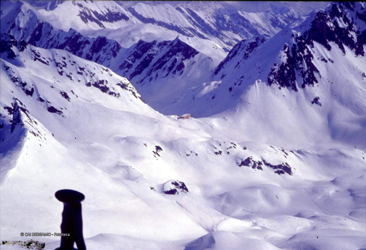 Vista sulla Capanna Cristallina dall'alto della Cima di Lago