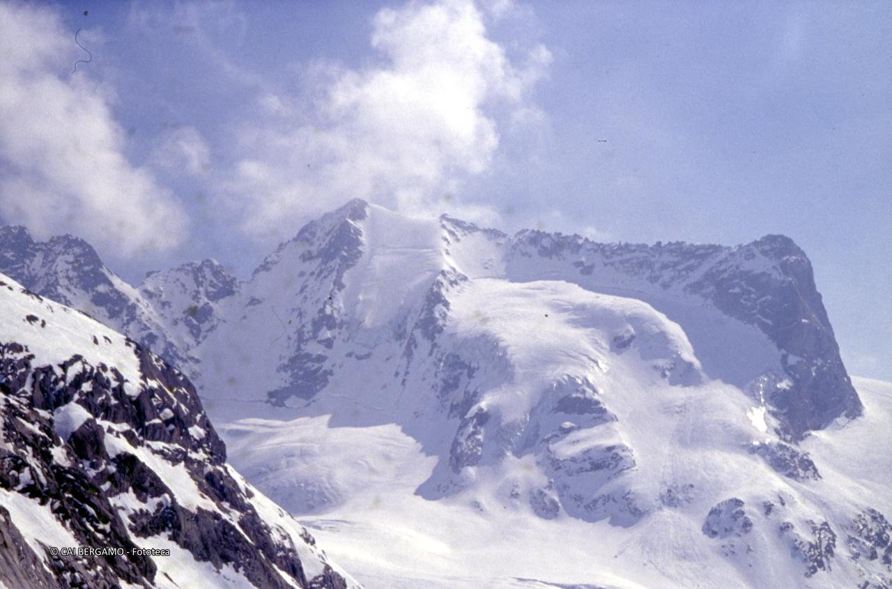 Cima di Rosso parete Nord e l'enigmatico volto di pietra sul versante settentrionale della cima di Vazzeda