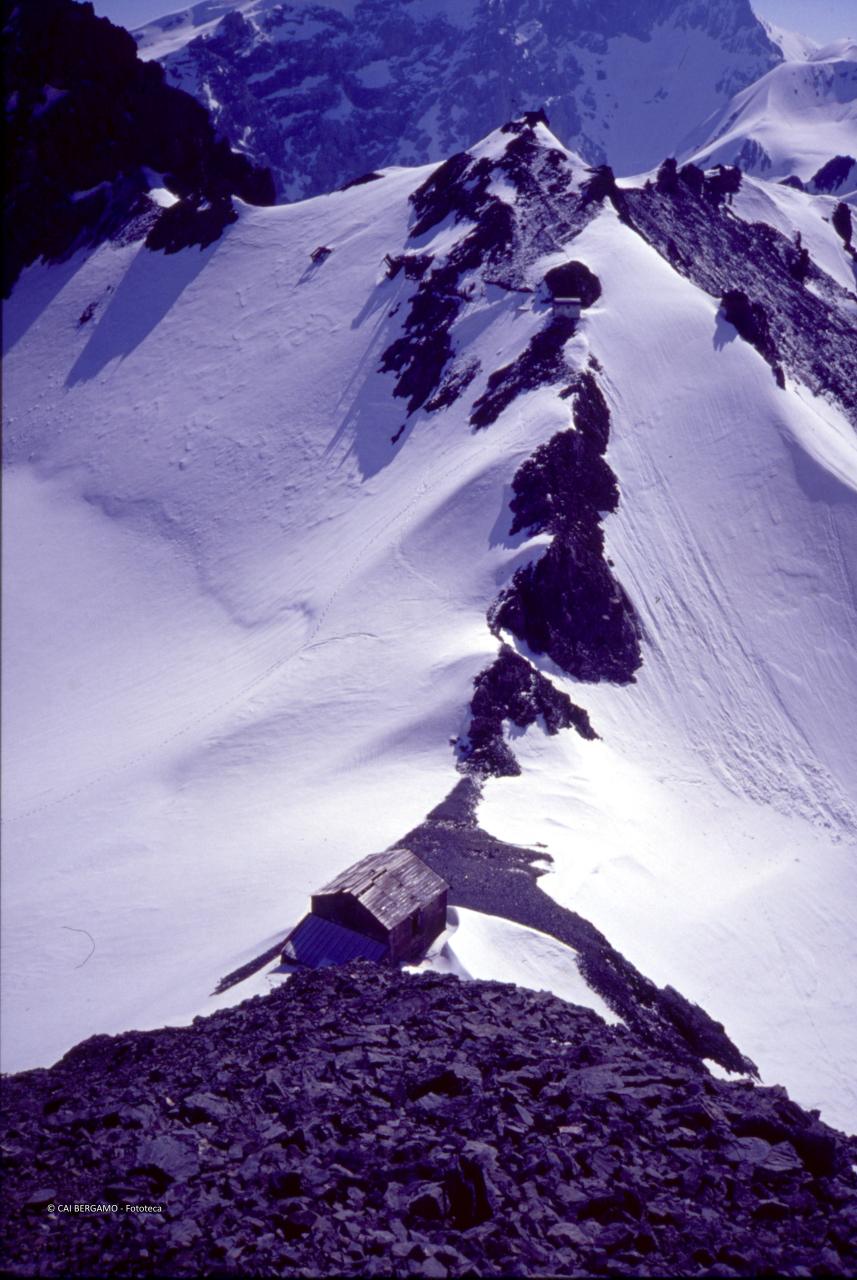 Vista dall'alto sul rifugio Carlo Locatelli al passo Tuckett