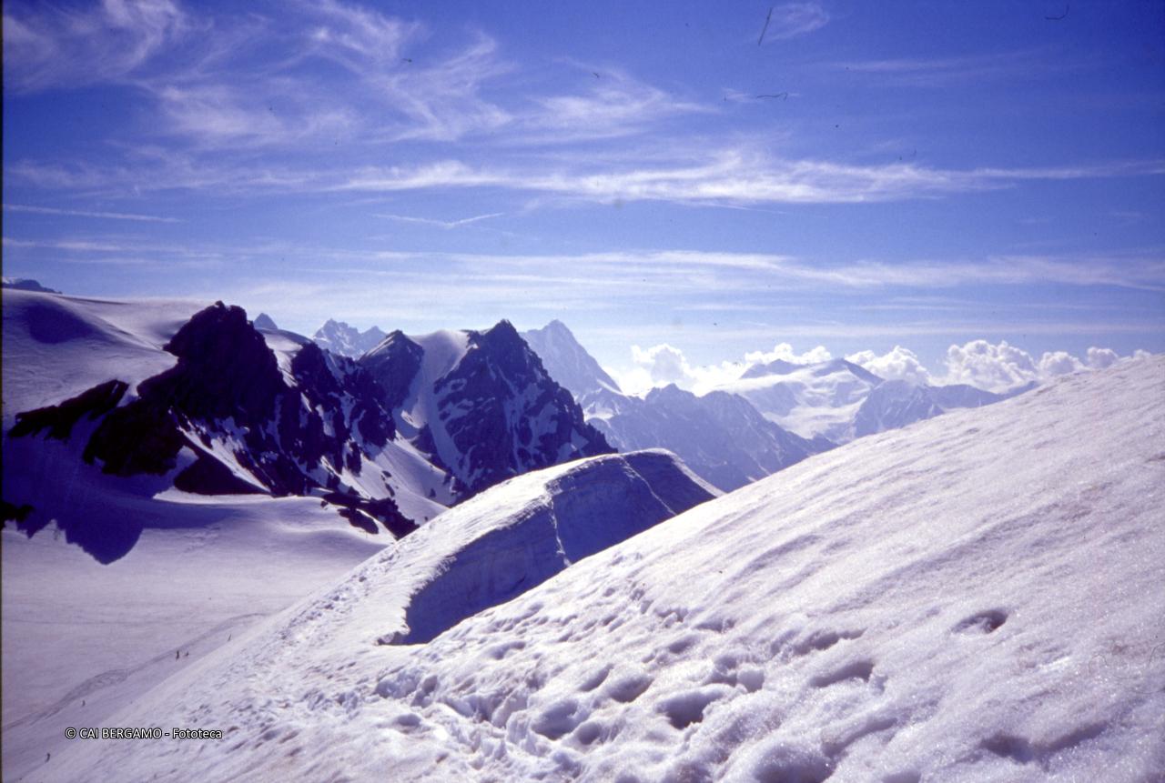Porzione della larga cresta innevata percorsa dalla via normale