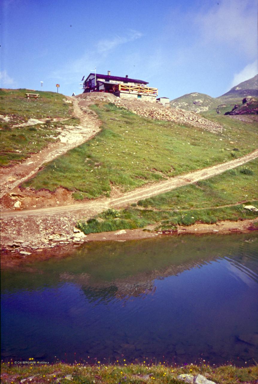 Rifugio Bozzi con lago Montozzo in primo piano