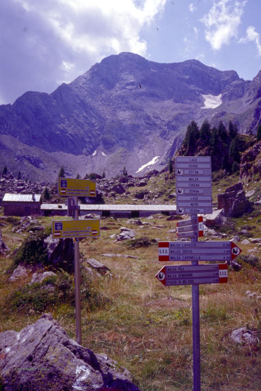Segnaletica Lago Verde ed altro con sovrastante Monte Torena