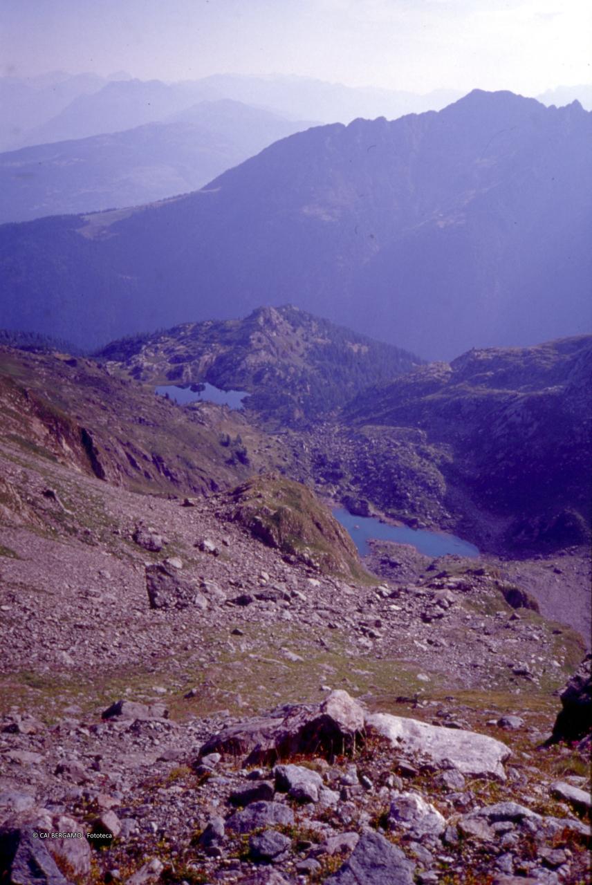 Vista su due dei  laghetti di Torena dalla cima