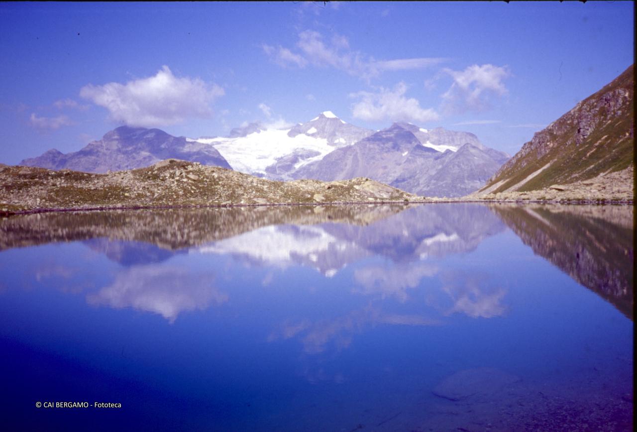 Vista sul gruppo del Bernina specchiante sul lagh dal Teo