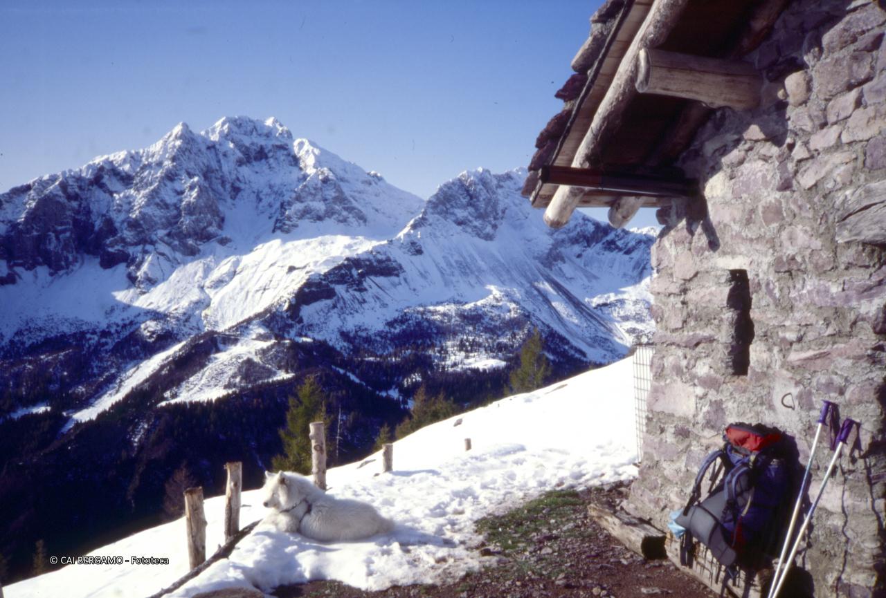 Vista su Pizzo Arera, Corna Piana e passo Branchino dalla baita alla forcella di Zulino