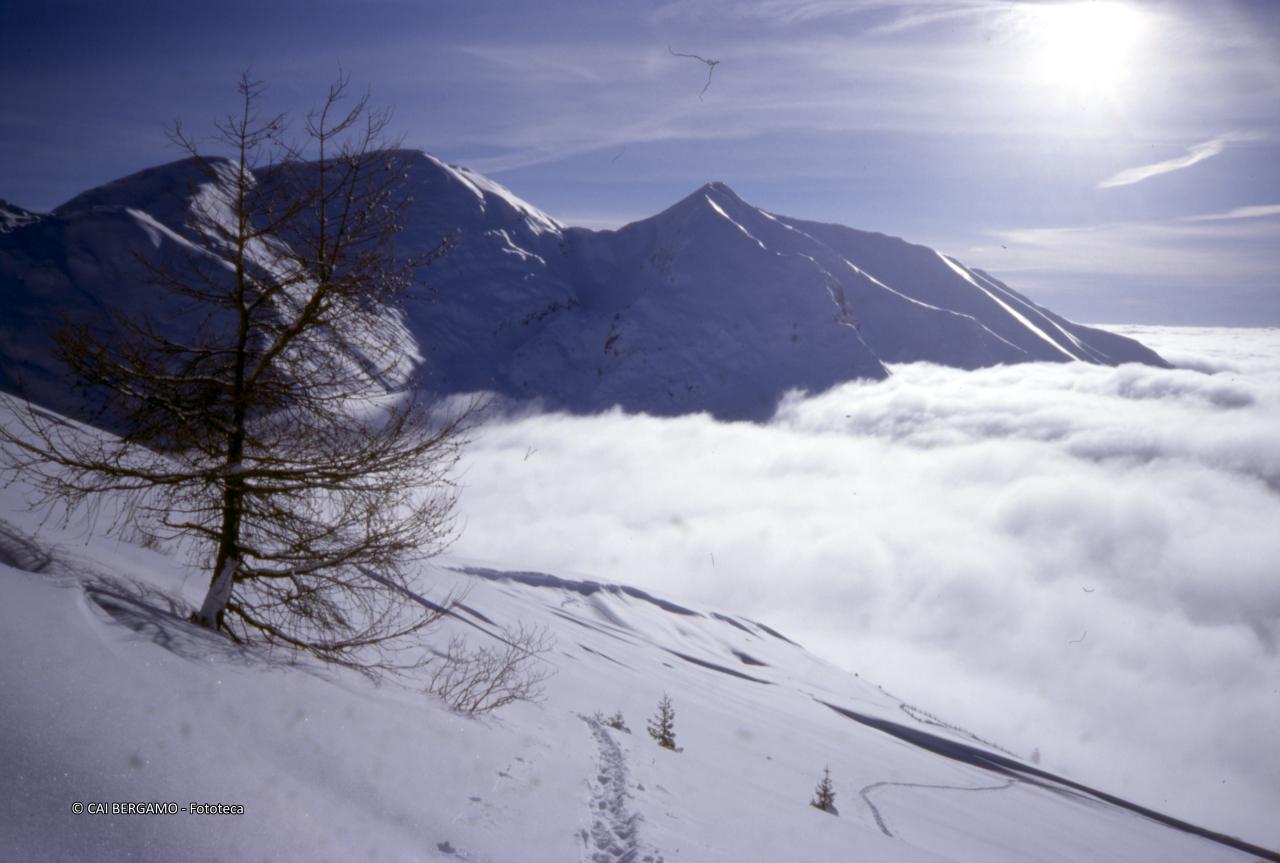 Vista sulla nebbia sottostante e su Cima Foppazzi e Monte Grem 