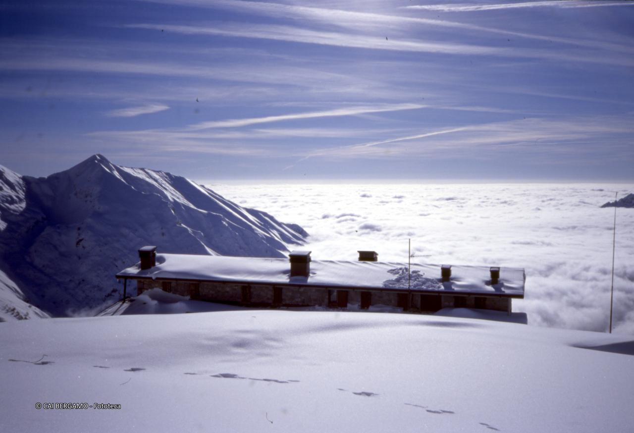 Mare di nebbia dal retro della capanna 2000 con Monte Grem