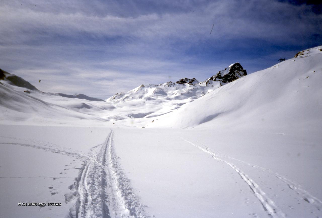 Tracce di sci con il Piz Forcellina sulla destra