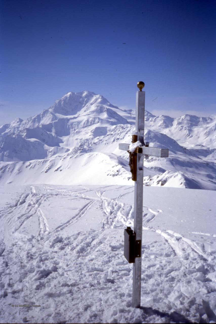 Croce in vetta al Spitzhorli con vista sul maestoso Fletschhorn