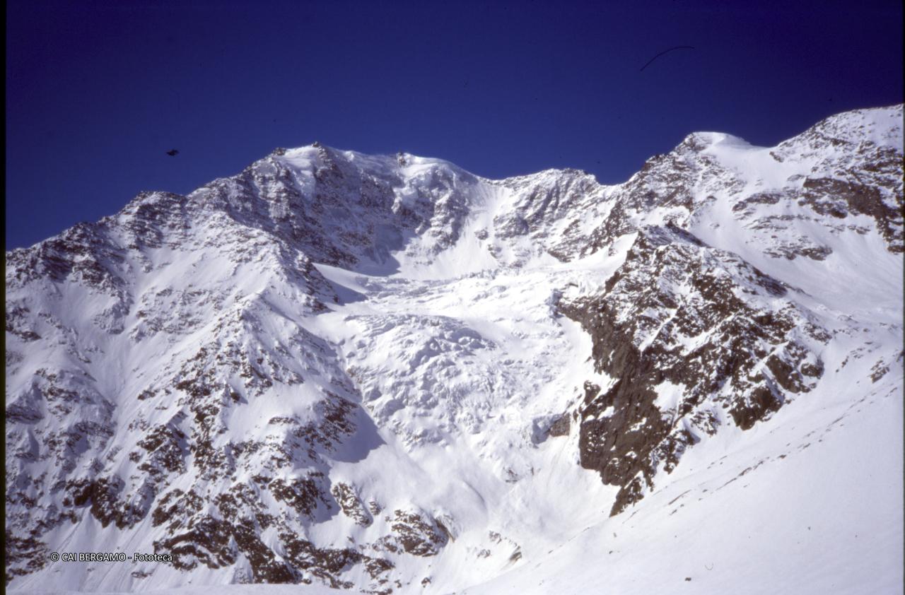 Vista sull'imponente parete nord del Fletschhorn ben innevata