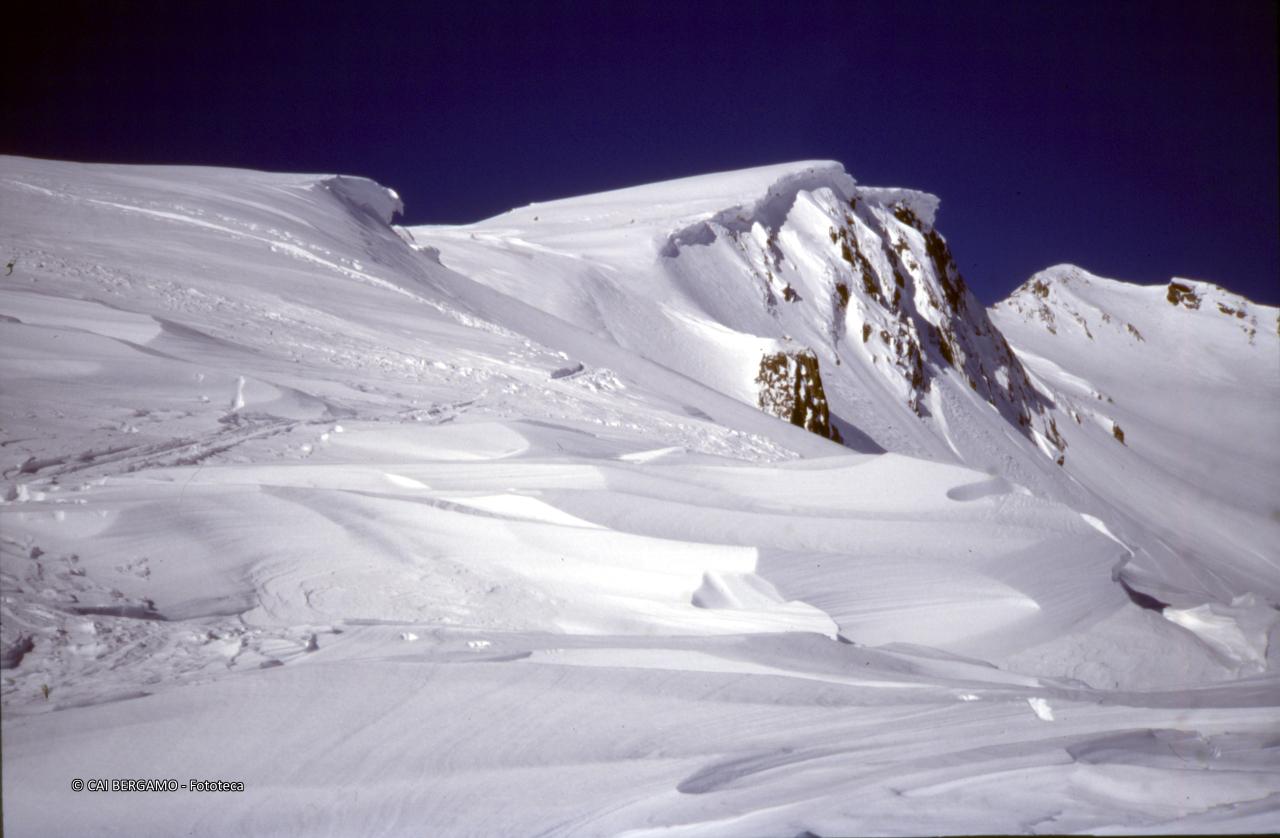 La maestosa cima innevata del Boshorn (o Rauthorn)