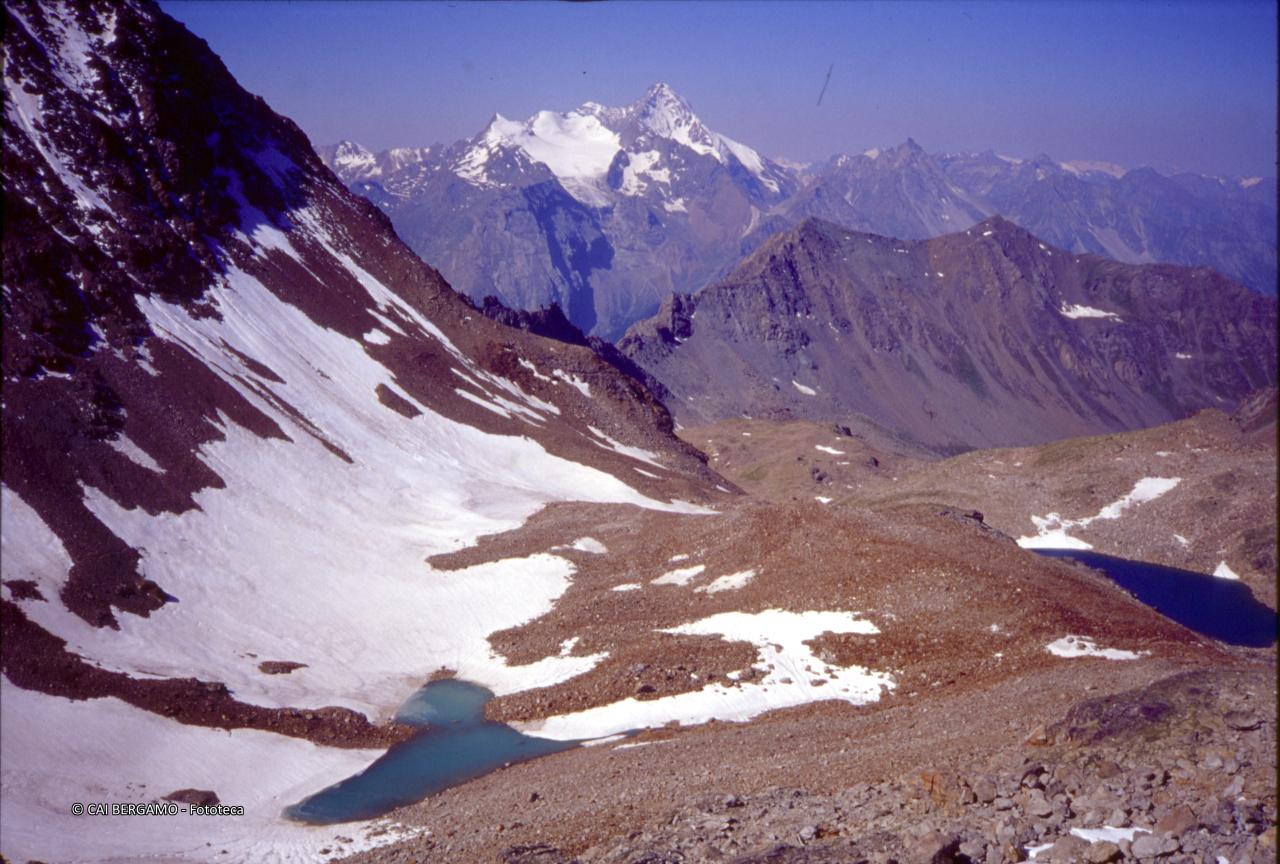 Laghetti sulle pendici del Monte Emilius con il Grivola in lontananza