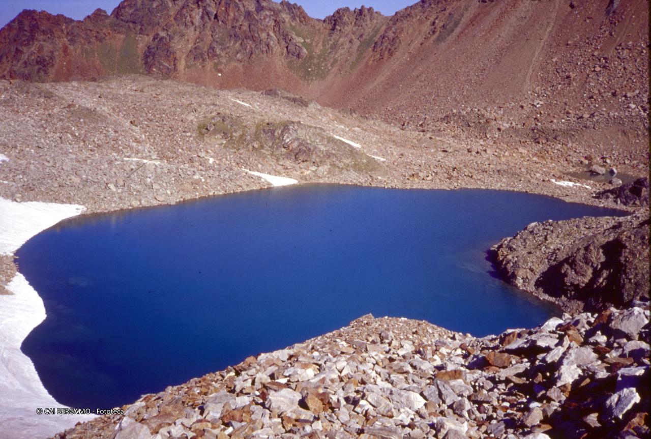 Lago Gelato e sullo sfondo si intravvede il Passo Tre Cappuccini