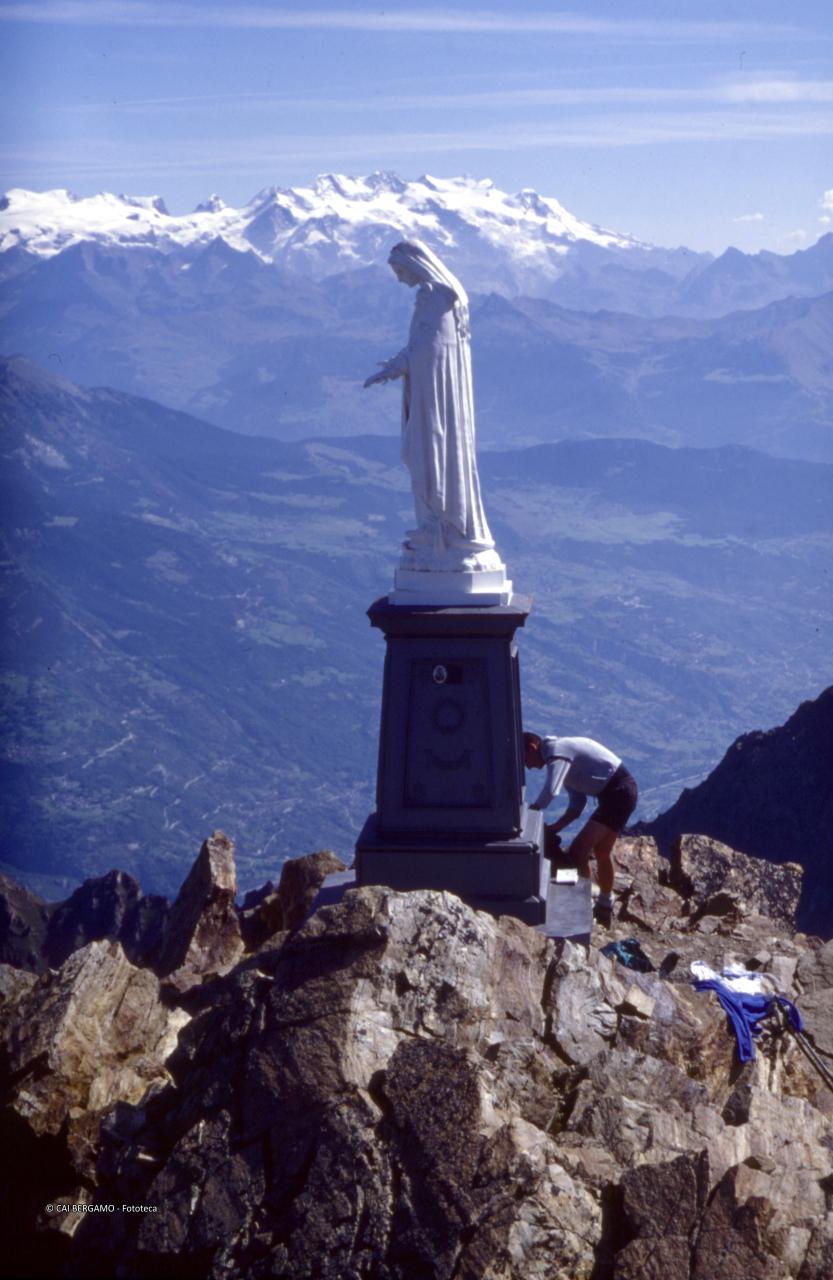 Statua della Madonna sulla vetta della Becca di Nona con cime sullo sfondo
