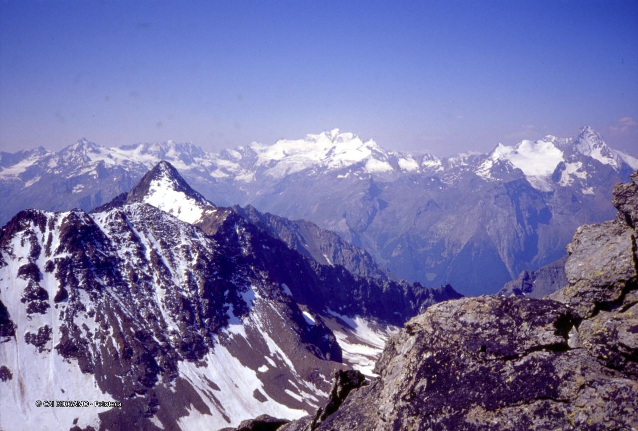 Vista sull'Emilius ed in lontananza il gruppo del Monte Rosa ed il Grivola