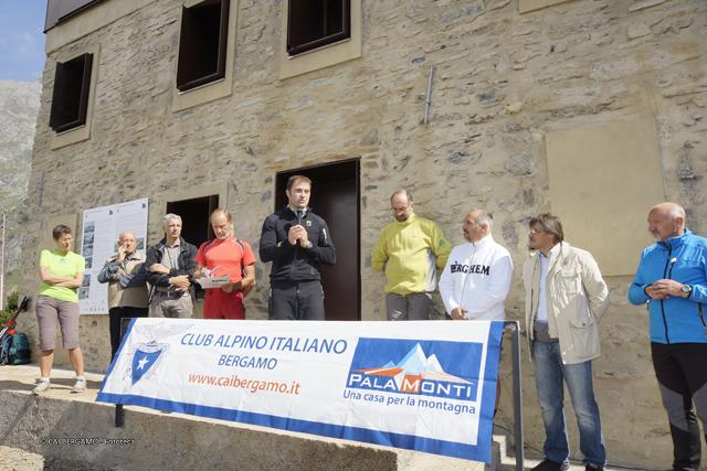 Alla cerimonia da sin.: R. Viviani pres. CAI regionale, N. Poloni resp. CAI, P. Belloni architetto, P. Valoti, Antonio Rossi ass. R.Lombardia, A. Fatigati R.L.